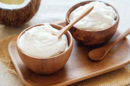 Yoghurt innehåller probiotiska livsmedlen.