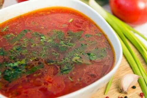Tre enkla recept på vitlökssoppa: för veganer och köttätare