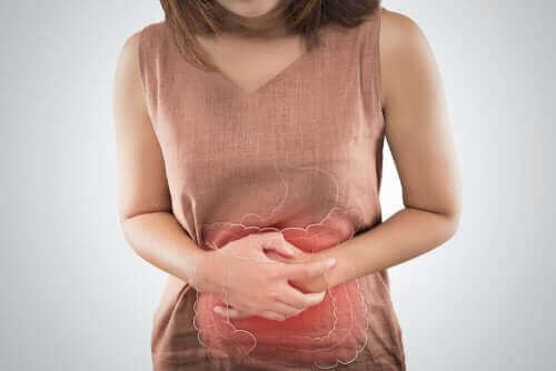 En kvinna med fruktosintolerans som har ont i magen.