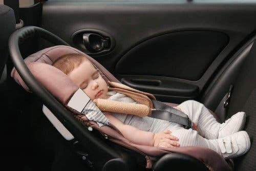Skallasymmetri: baby i bilskydd