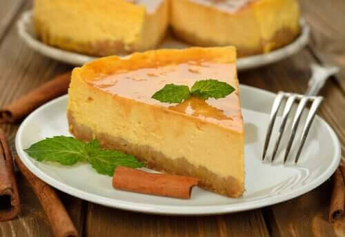 piña colada-cheesecake på tallrik med kanelstång