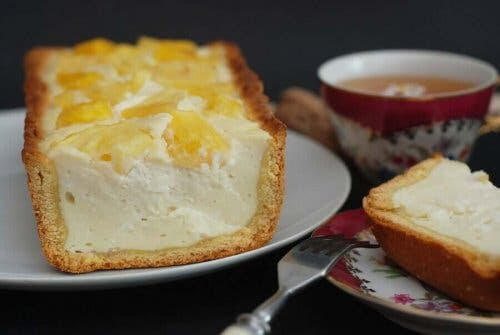 piña colada-cheesecake: djup i sockerkaksform