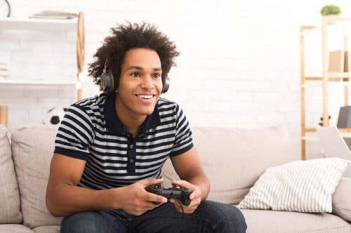 videospel påverkar ungdomar: tonåring spelar på soffa