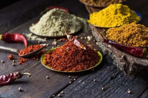 5 naturliga kryddor för att bekämpa smärtor i knäna
