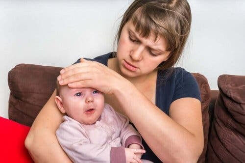 baby med gastroenterit i mammas famn