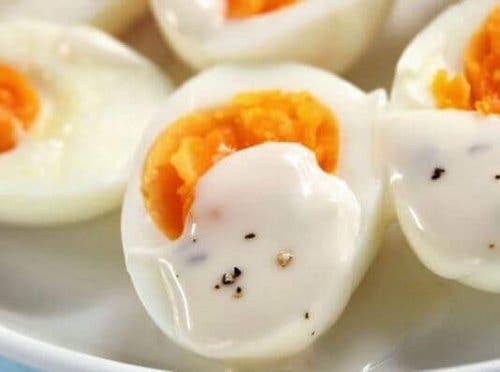 Kokta ägg med yoghurtsås
