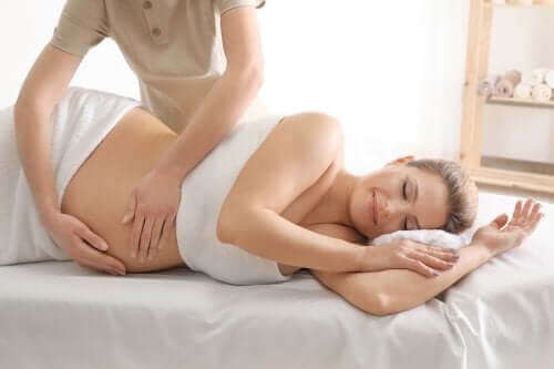 Gravid kvinna får en massage.