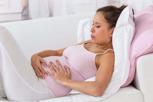 Gravid kvinna med förlossningsvärkar.