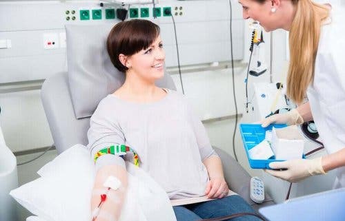 Kvinna donerar blod