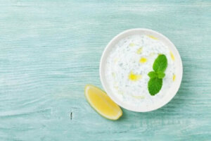 Ett läckert recept på yoghurtsås du kan laga hemma