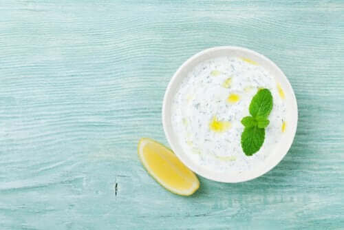 Ett läckert recept på yoghurtsås du kan laga hemma