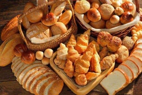 Sortiment av bröd och croissanter