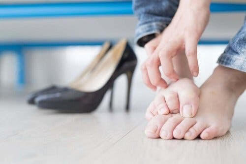 nageltrång: person kliar sig på fötterna