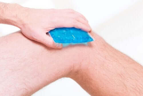 person kyler dislokation av knäskålen med is