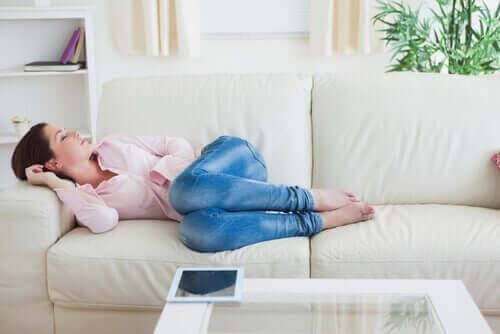 god sömnhygien: kvinna sover på soffa