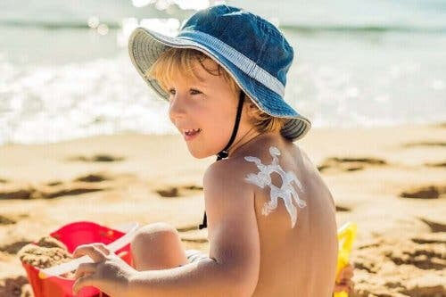 sårbara för värme: barn på strand