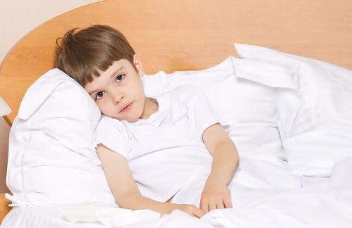 Anemi hos barn: trött pojke i säng
