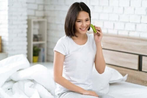 kvinna med aloe vera under en värmebölja