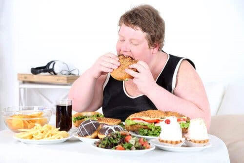 överviktig person äter