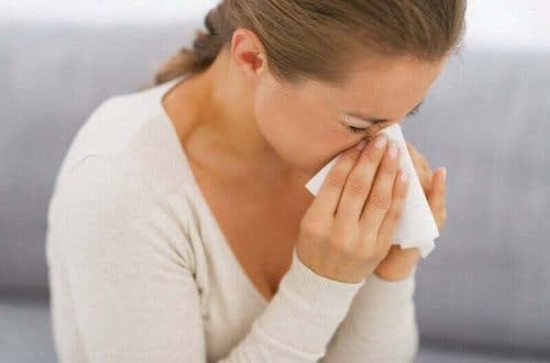 allergiska reaktioner: kvinna nyser
