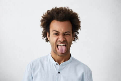 Varför får man mörka fläckar på tungan?