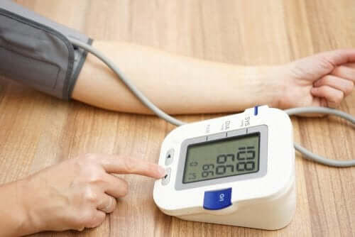 person mäter blodtrycket