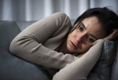 leva med en bipolär person: ledsen kvinna på soffa