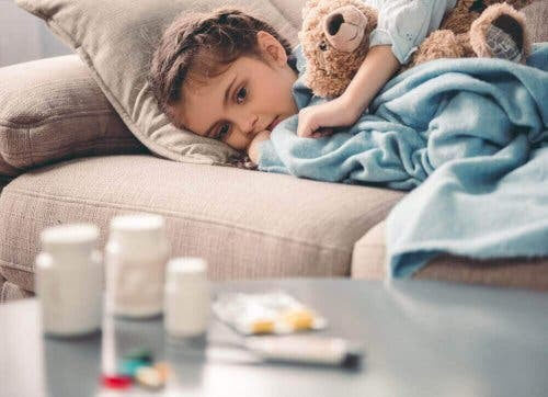 Läkemedlet metylfenidat: barn i soffa med piller