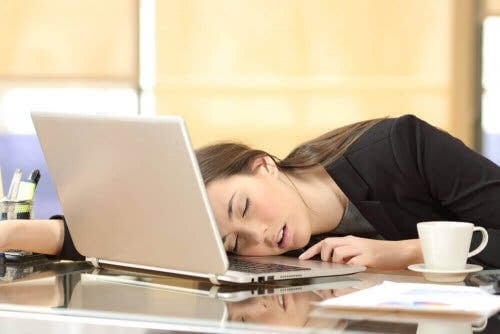 Läkemedlet metylfenidat: kvinna sover mot laptop