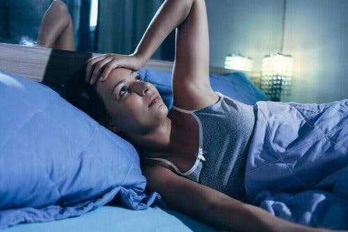 höga inomhustemperaturer kan göra det svårt att sova: vaken kvinna