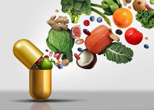 vattenlösliga vitaminerna: stort vitaminpiller med mat som kommer ut ur det