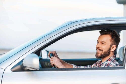 Man i bil som inte blir åksjuk 