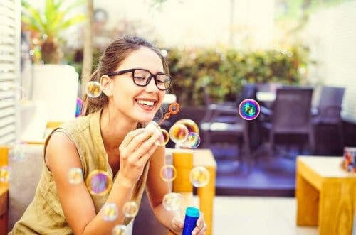 person blåser såpbubblor som en mindfulnessövning