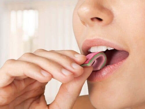 kvinna som inte tål sorbitol äter godis