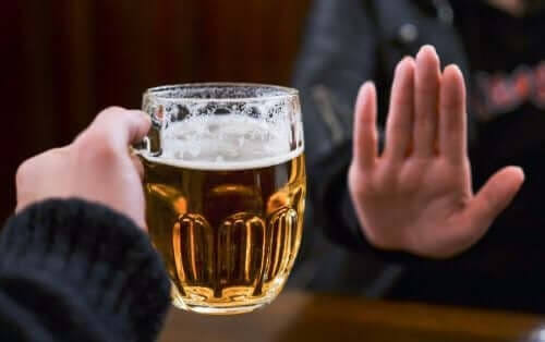Antabus: kvinna visar nej till öl med handen