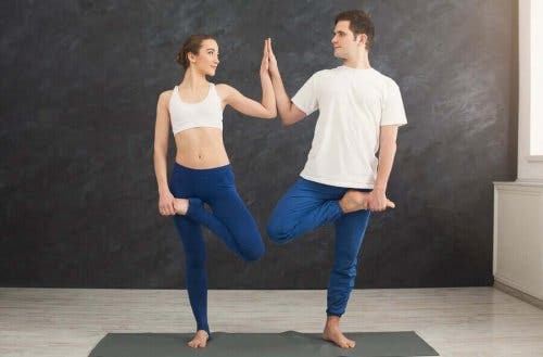 Yogaposition med en partner