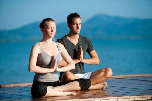 Utöva yoga tillsammans med din partner