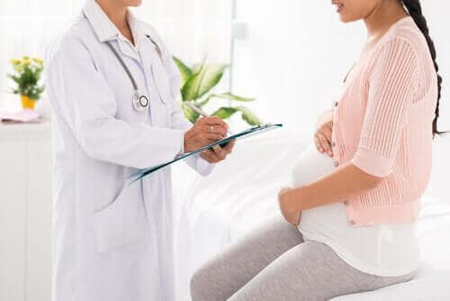 Gravid kvinna på besök hos doktorn.