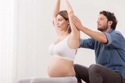 Gravid kvinna använder sig av andningstekniker för att slappna av.