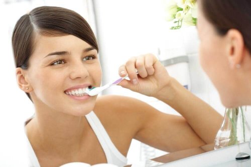 Kvinna borstar tänderna.