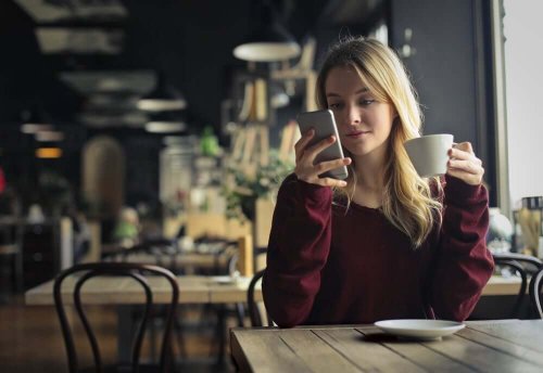 Kvinna använder mobilen som ett verktyg för att bilda en ny vana.