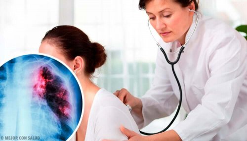 Läkare lyssnar på en patients lungor.