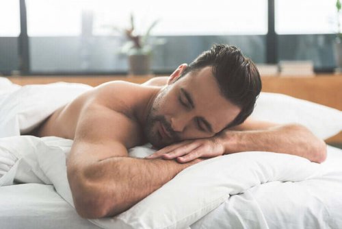 Man sover gott i sängen.