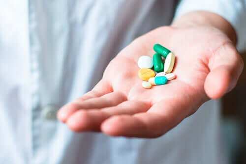 Person med opioider i handen.