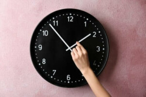 Att ställa om klockan: så påverkar sommartid kroppen