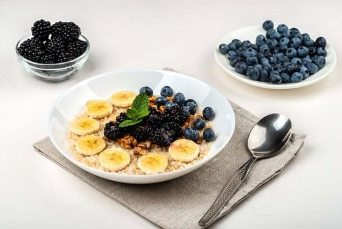 Smoothiebowl med bär och banan till frukost.