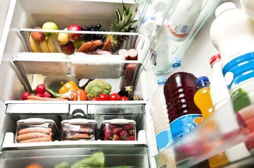 oxiderad frukt i kylskåp