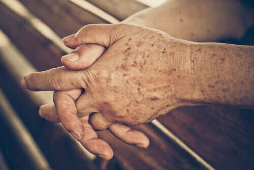 Ett par händer tillhörandes en äldre person.