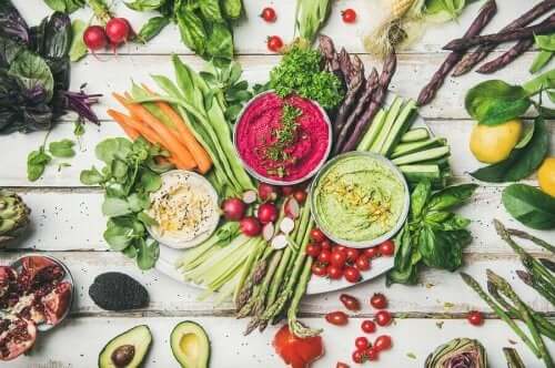 Grönsakstallrik med hummus.