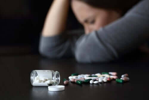 läkemedel som kan orsaka dåsighet: kvinna som ser trött ut och piller